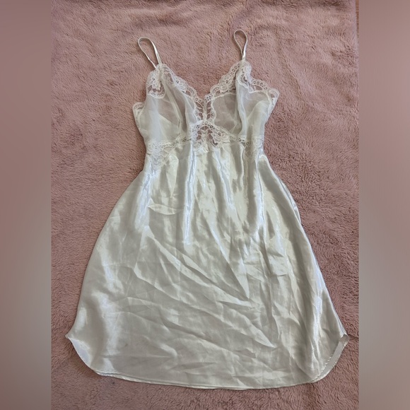 ✮⋆˙Victorias Secret white slip - Picture 1 of 3